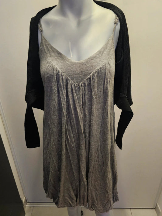 Ensemble robe gris et son cache cœur noir